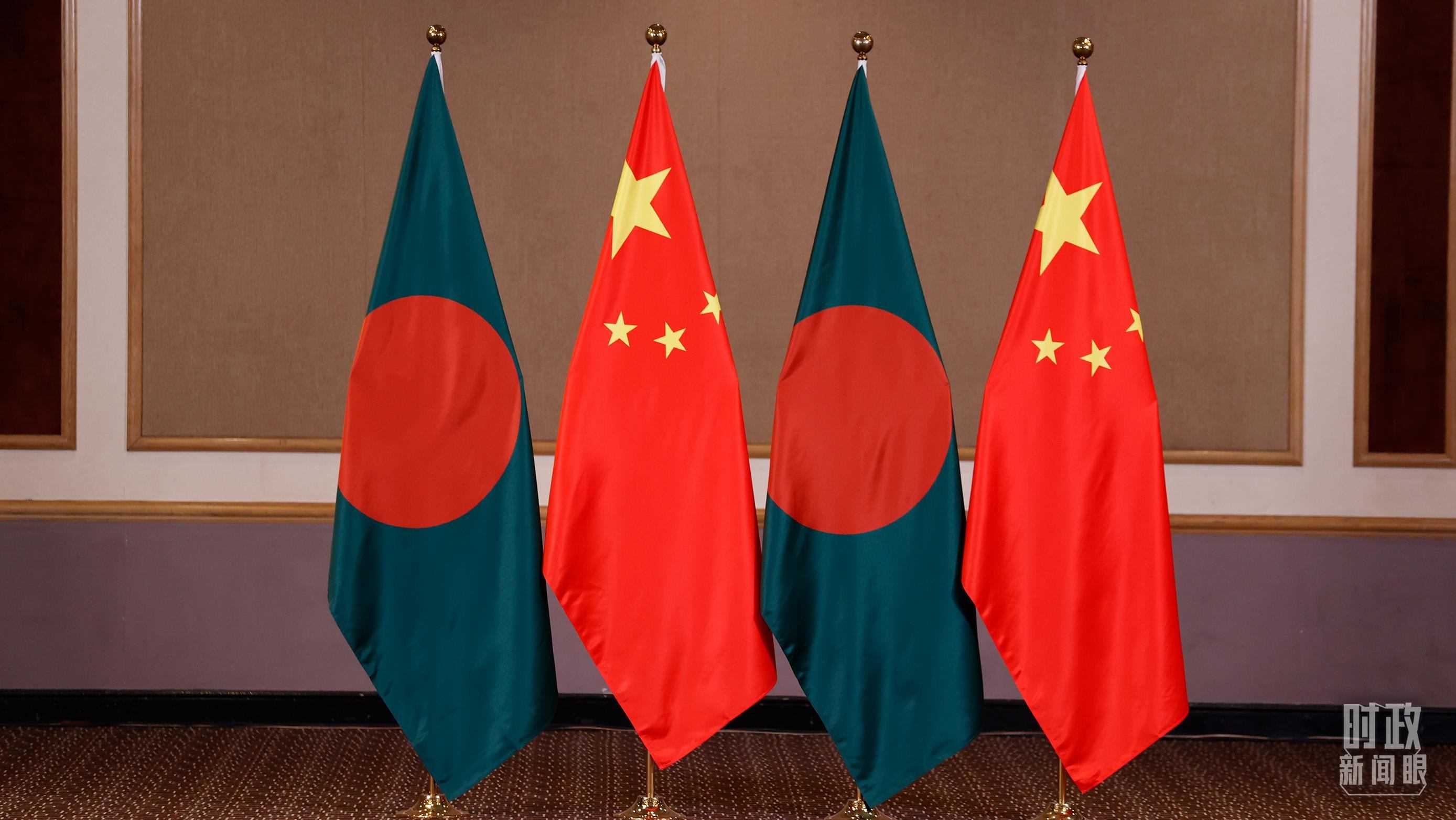 △會(huì)見現(xiàn)場的中孟兩國國旗。（總臺(tái)央視記者耿小龍拍攝）