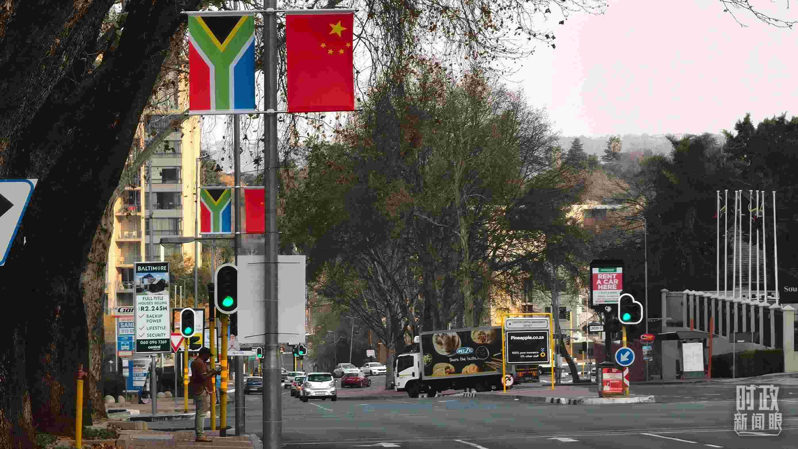 △約翰內(nèi)斯堡街道兩側(cè)懸掛的中國國旗。（總臺(tái)央視記者韓銳拍攝）