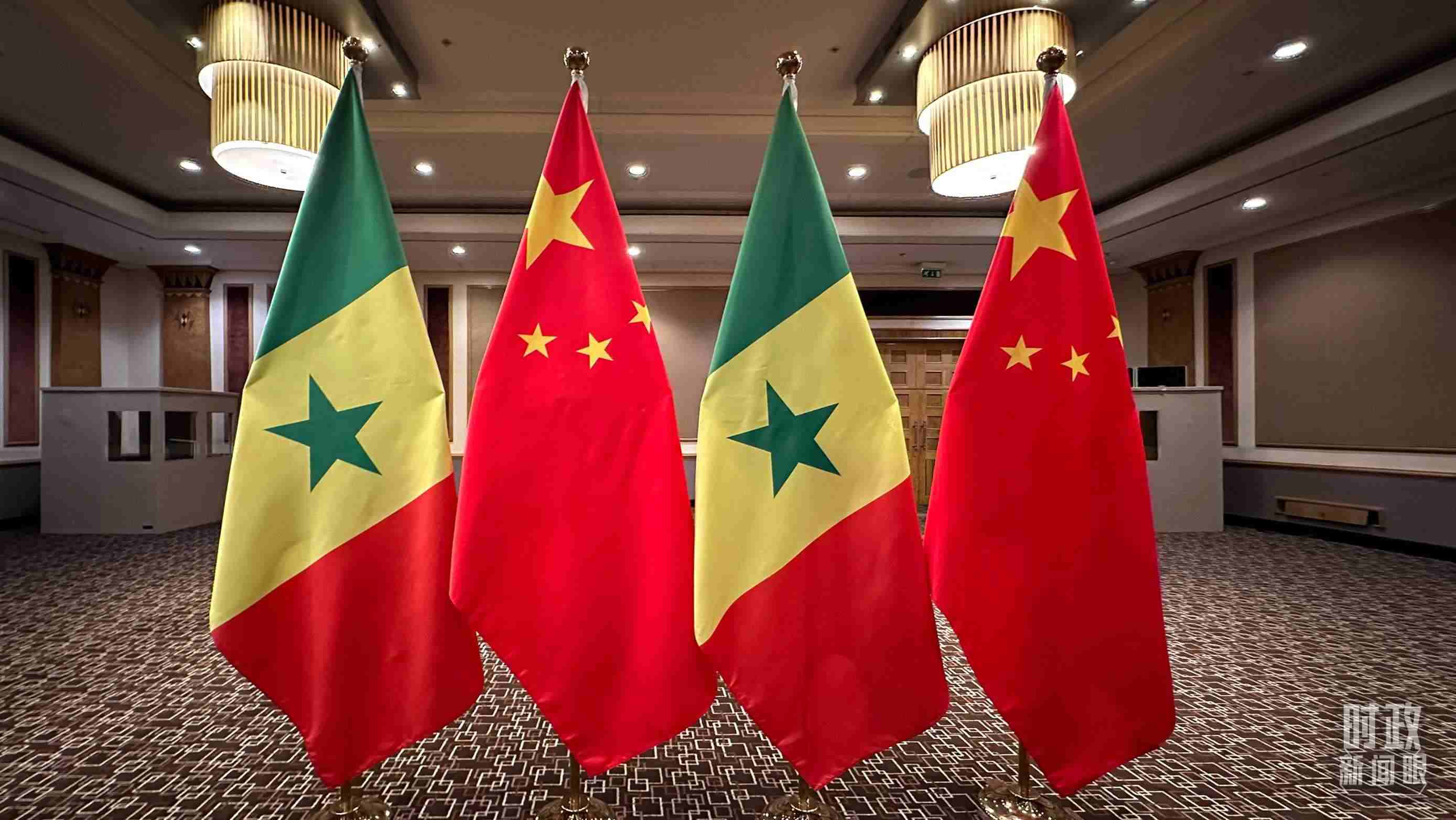 △會(huì)見現(xiàn)場的中塞兩國國旗。（總臺(tái)央視記者盧心雨拍攝）