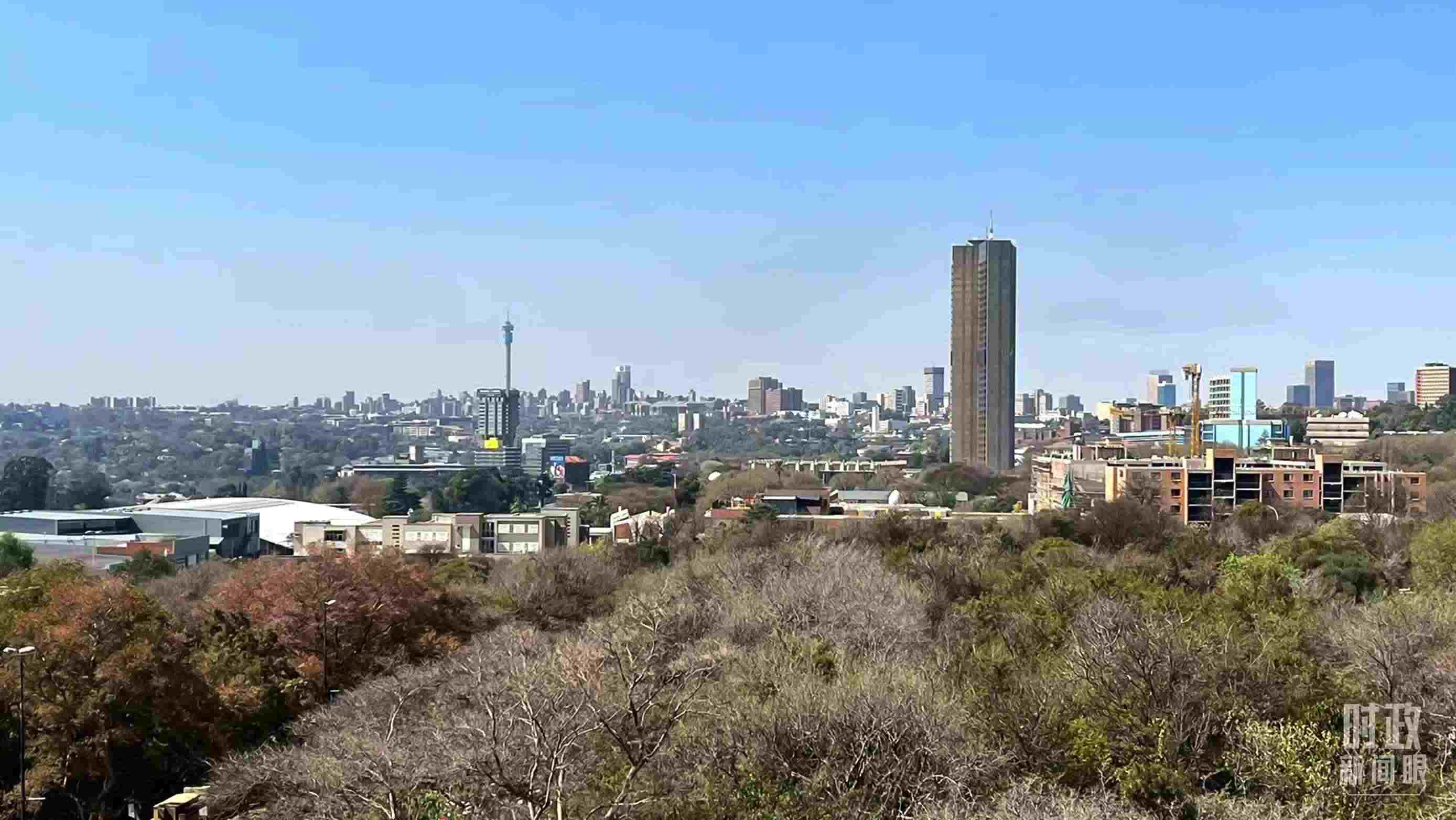 △約翰內(nèi)斯堡城市天際線。（總臺(tái)記者馬培敏拍攝）