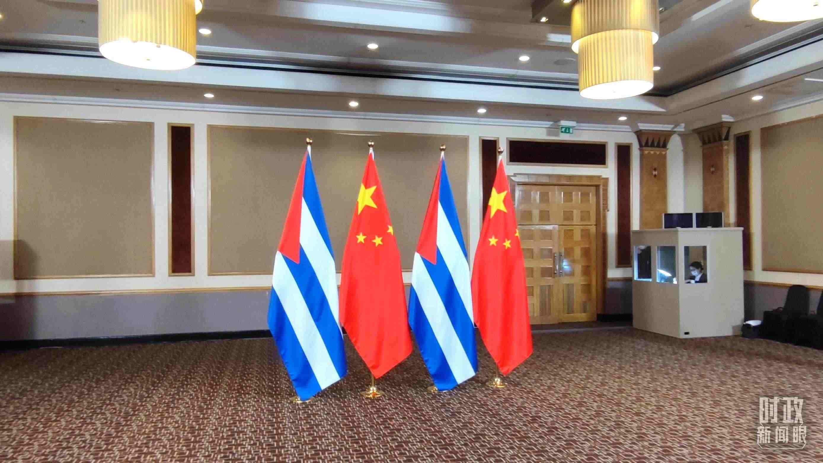 △會(huì)見現(xiàn)場的中古兩國國旗。（總臺(tái)央視記者耿小龍拍攝）