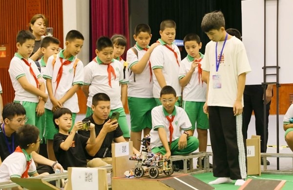 青少年學(xué)生現(xiàn)場觀看比賽。北京工商大學(xué)供圖