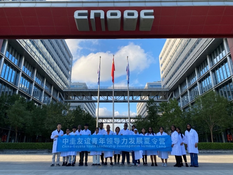 代表團(tuán)參觀未來科技城。中海油圭亞那有限公司供圖