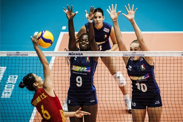 中國隊球員莊宇珊(左)在比賽中。圖片來源：國際排聯