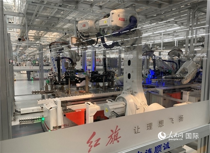 一汽—紅旗繁榮工廠內(nèi)的智能機(jī)器人。人民網(wǎng) 宋歌攝