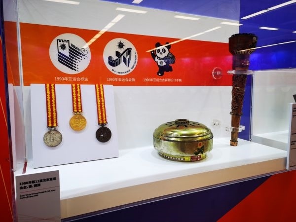 1990年北京亞運會獎牌、火種盒、火炬等展品。 人民網(wǎng)記者 楊磊攝