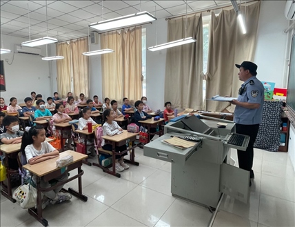 趙超剛在呼家樓中心小學(xué)為學(xué)生們講法治課。受訪者供圖