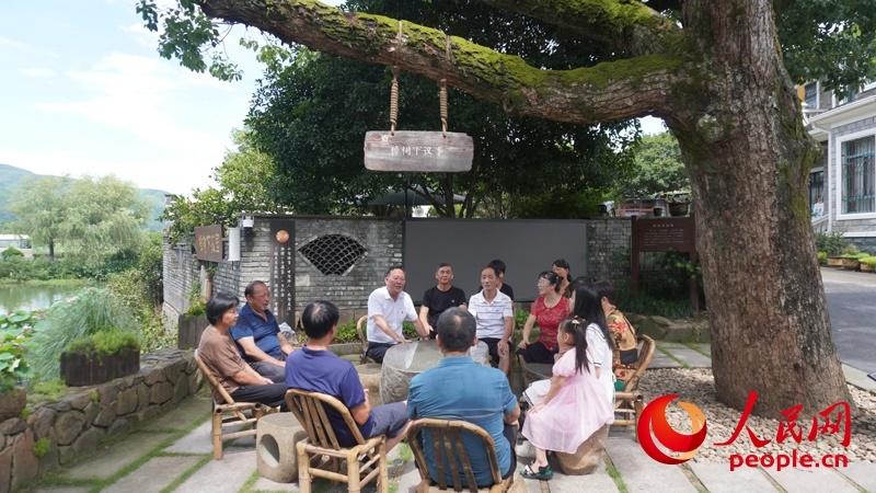 余杭區(qū)徑山鎮(zhèn)小古城村村民在“樟樹下議事”。人民網(wǎng)肖聰聰攝