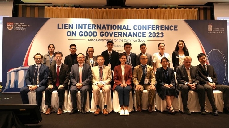 與會嘉賓和新書的編者及章節(jié)作者合影。新加坡南洋理工大學供圖