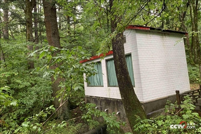 （被保護在房子內(nèi)的泉眼連接著管道 央視網(wǎng)記者 王靜遠 攝）