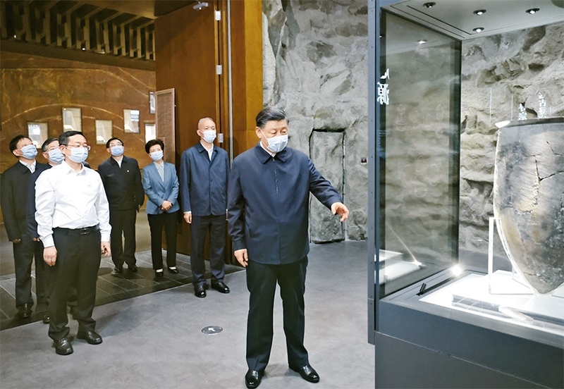 2023年6月2日，中共中央總書記、國家主席、中央軍委主席習(xí)近平在北京出席文化傳承發(fā)展座談會并發(fā)表重要講話。這是座談會前，習(xí)近平2日下午在中國歷史研究院考察。 新華社記者 鞠鵬/攝
