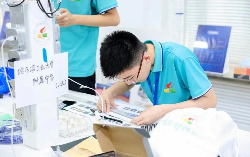 △今年7月，“逐夢(mèng)蒼穹”科技主題教育活動(dòng)在北京市八一學(xué)校舉辦。來(lái)自全國(guó)各地的百余名師生，在動(dòng)手實(shí)踐中學(xué)習(xí)航天知識(shí)、提高創(chuàng)新能力。