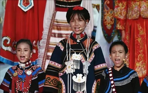 △今年7月，在成都大運(yùn)會(huì)開(kāi)幕式上，從大山深處走來(lái)的孩子們，自信地站在舞臺(tái)中央，以歌聲表達(dá)對(duì)未來(lái)的憧憬。