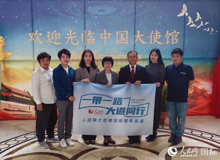 崔建春大使（右三）與人民網(wǎng)記者合影。