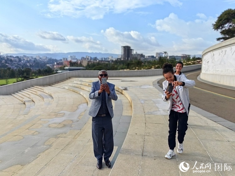 亞的斯亞貝巴友誼廣場的游客與人民網(wǎng)記者互動(dòng)。人民網(wǎng)記者 陳星星攝