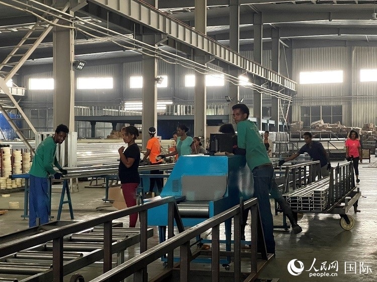 東方工業(yè)園華嘉鋁業(yè)生產(chǎn)車間。人民網(wǎng)記者 趙艷紅攝