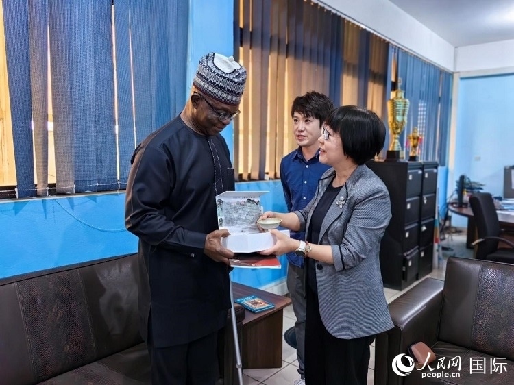 人民網(wǎng)監(jiān)事會主席唐維紅（右一）帶隊(duì)訪問尼日利亞通訊社，與該社總裁布克·龐勒（左一）交流。人民網(wǎng)記者 陳星星攝