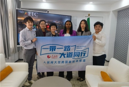 埃塞俄比亞投資委主任萊利斯（右三）、萬(wàn)巧云（左二）與人民網(wǎng)記者合影。