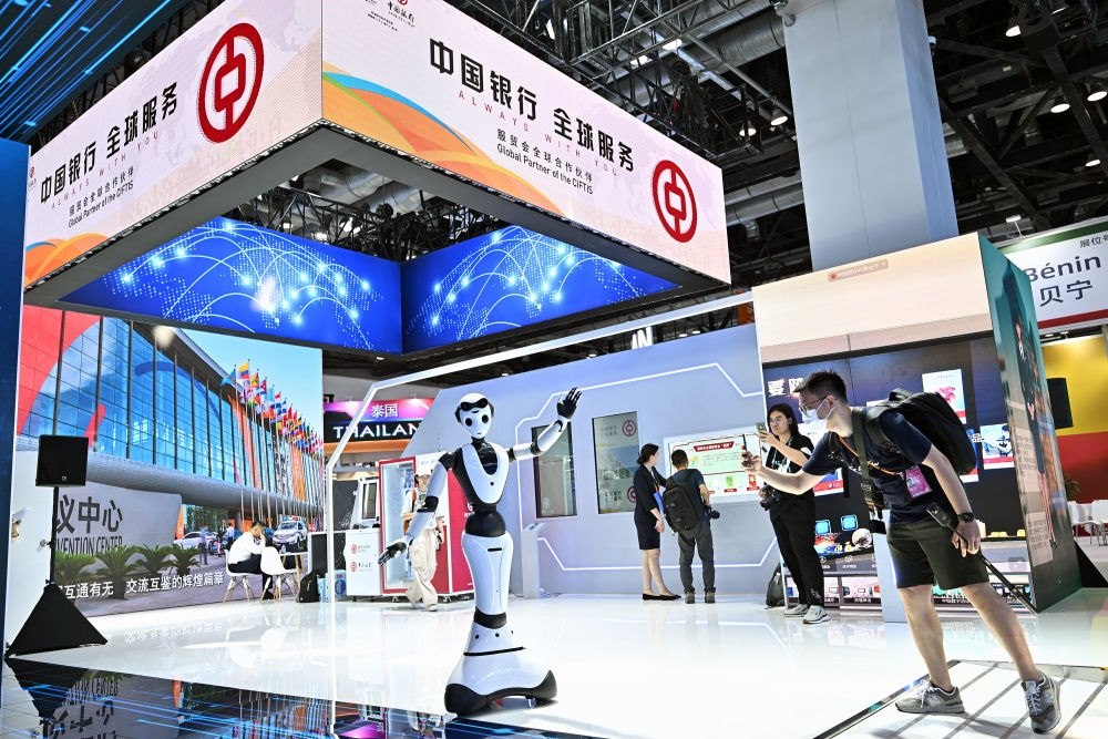 9月1日，媒體記者在國家會(huì)議中心中國銀行展臺(tái)拍攝一款迎賓接待機(jī)器人。新華社記者 李鑫 攝