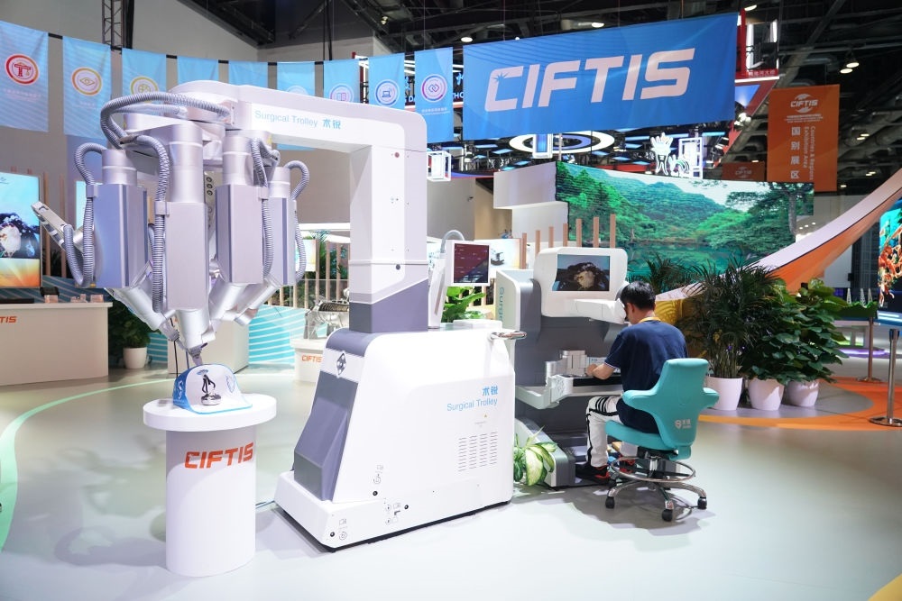 這是9月1日在國家會(huì)議中心拍攝的一款單孔腔鏡手術(shù)機(jī)器人。新華社記者 任超 攝