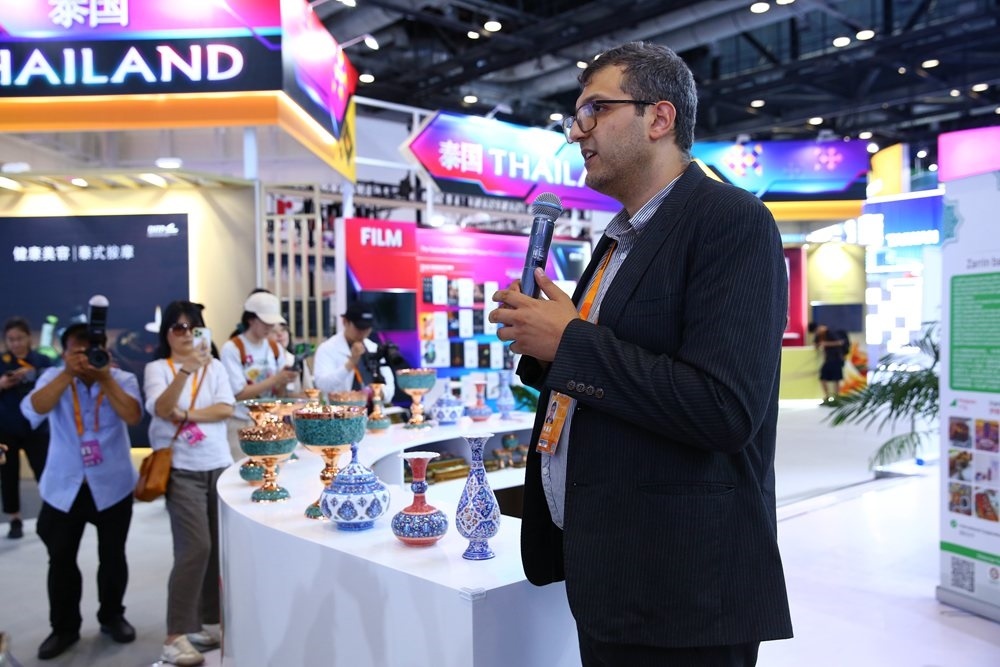 9月1日，參展商在國家會(huì)議中心向媒體記者介紹展臺(tái)信息。新華社記者 孫瑋彤 攝