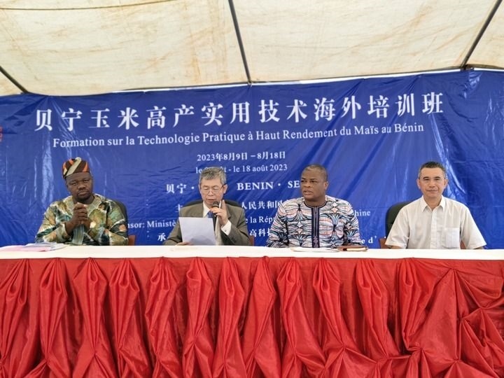 8月9日，2023年貝寧“玉米高產(chǎn)實(shí)用技術(shù)培訓(xùn)班”開班儀式在位于塞梅波吉市的中國援貝寧農(nóng)業(yè)技術(shù)示范中心舉行。
