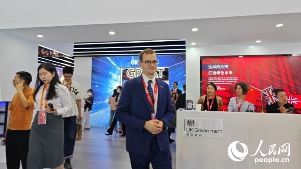9月2日，英國館館長、英國商業(yè)貿(mào)易部市場推廣主管康鵬接受人民網(wǎng)記者采訪。人民網(wǎng)記者 趙雯博攝