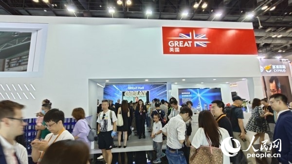 9月3日，英國館吸引參展觀眾駐足。人民網(wǎng)記者 趙雯博攝