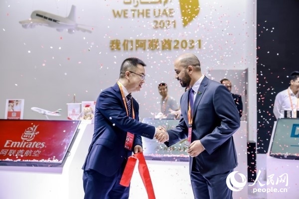 9月3日，阿聯(lián)酋駐華大使館臨時代辦、副館長哈利德·沙赫參贊與中國貿(mào)促會聯(lián)絡(luò)部二級巡視員楊曉軍揭幕阿聯(lián)酋國家館。圖片由阿聯(lián)酋駐華大使館提供