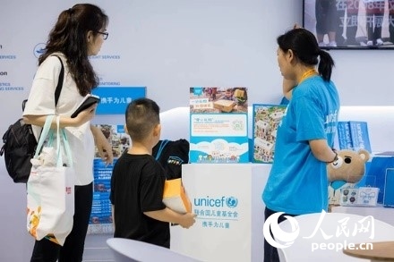 9月2日，觀眾駐足聯(lián)合國兒童基金會展館。圖片由聯(lián)合國兒童基金會提供
