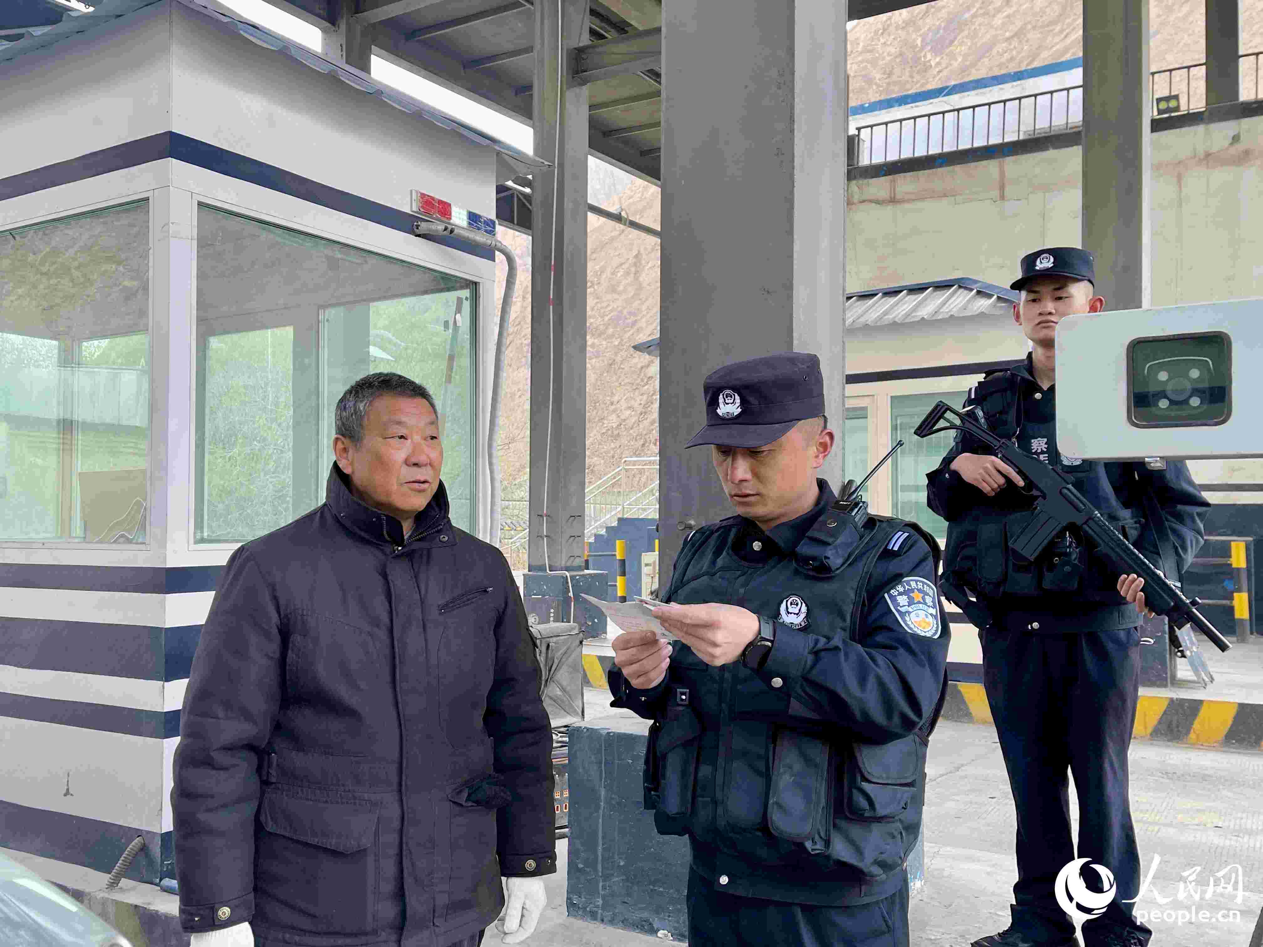 2023年5月10日，在庫地邊境檢查站，陳暢核對進出邊境管理區(qū)人員信息。人民網(wǎng) 周靜圓攝