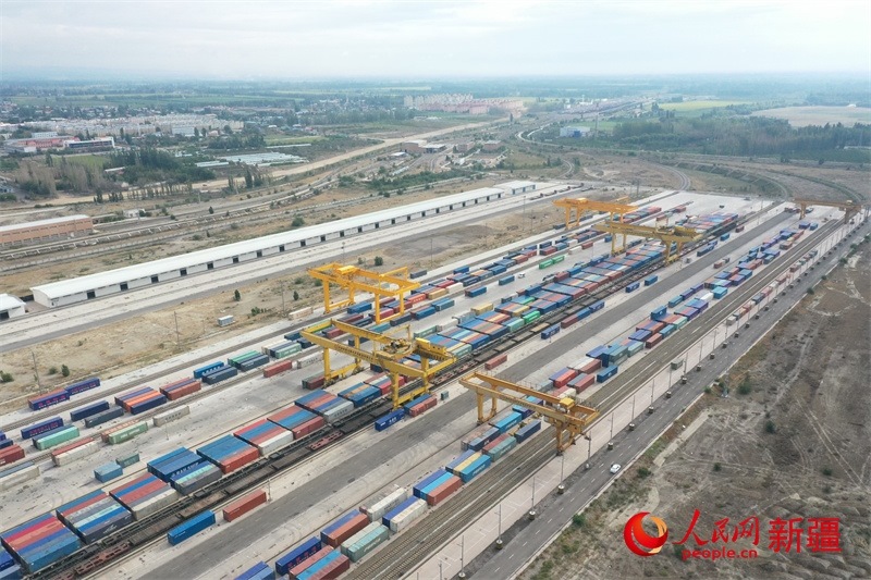 8月8日，在霍爾果斯口岸換裝廠區(qū)，工人正在進行吊箱作業(yè)。 人民網(wǎng)記者 張力洋攝