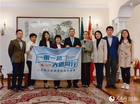 胡長春大使、駐非盟使團(tuán)工作人員與人民網(wǎng)記者合影。