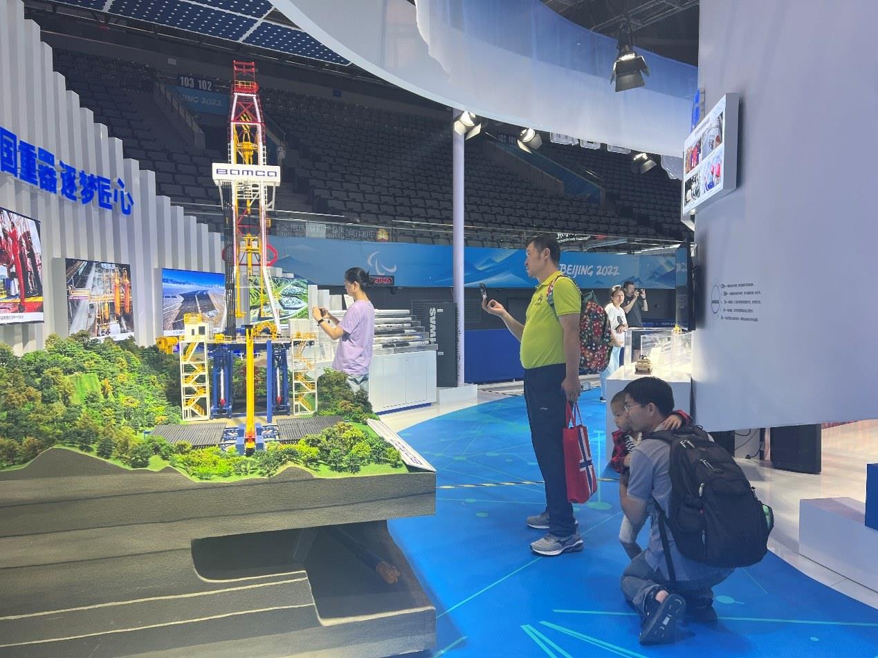 觀展群眾在國家體育館環(huán)境服務(wù)展區(qū)。人民網(wǎng) 歐陽易佳攝