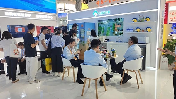 銀行機(jī)構(gòu)“勞動(dòng)者港灣”的服務(wù)理念，吸引觀展群眾上前咨詢。人民網(wǎng)記者 李彤?dāng)z