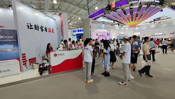 在銀行展臺，“溫度”成為了高頻詞匯。人民網(wǎng)記者 李彤?dāng)z