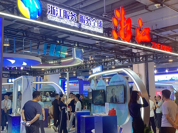 在浙江省交易團(tuán)展區(qū)，數(shù)字支付技術(shù)吸引了觀展群眾的目光。人民網(wǎng)記者 李彤?dāng)z