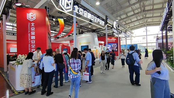 金融安全、投資者教育是金融服務(wù)展區(qū)知識科普的重要展示環(huán)節(jié)。人民網(wǎng)記者 李彤?dāng)z