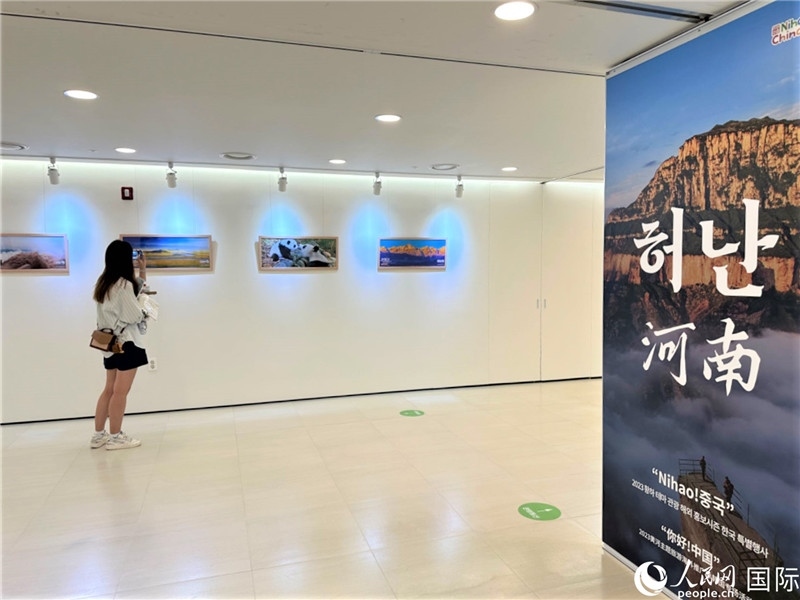 2.民眾參觀“看九曲黃河 聽華夏故事”主題展。人民網(wǎng)記者 馬菲攝