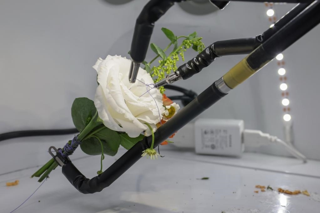 9月4日，在服貿(mào)會首鋼園區(qū)北京友誼醫(yī)院展臺，圖邁單臂腔鏡手術(shù)機器人用手術(shù)線打結(jié)。新華社記者 張玉薇 攝