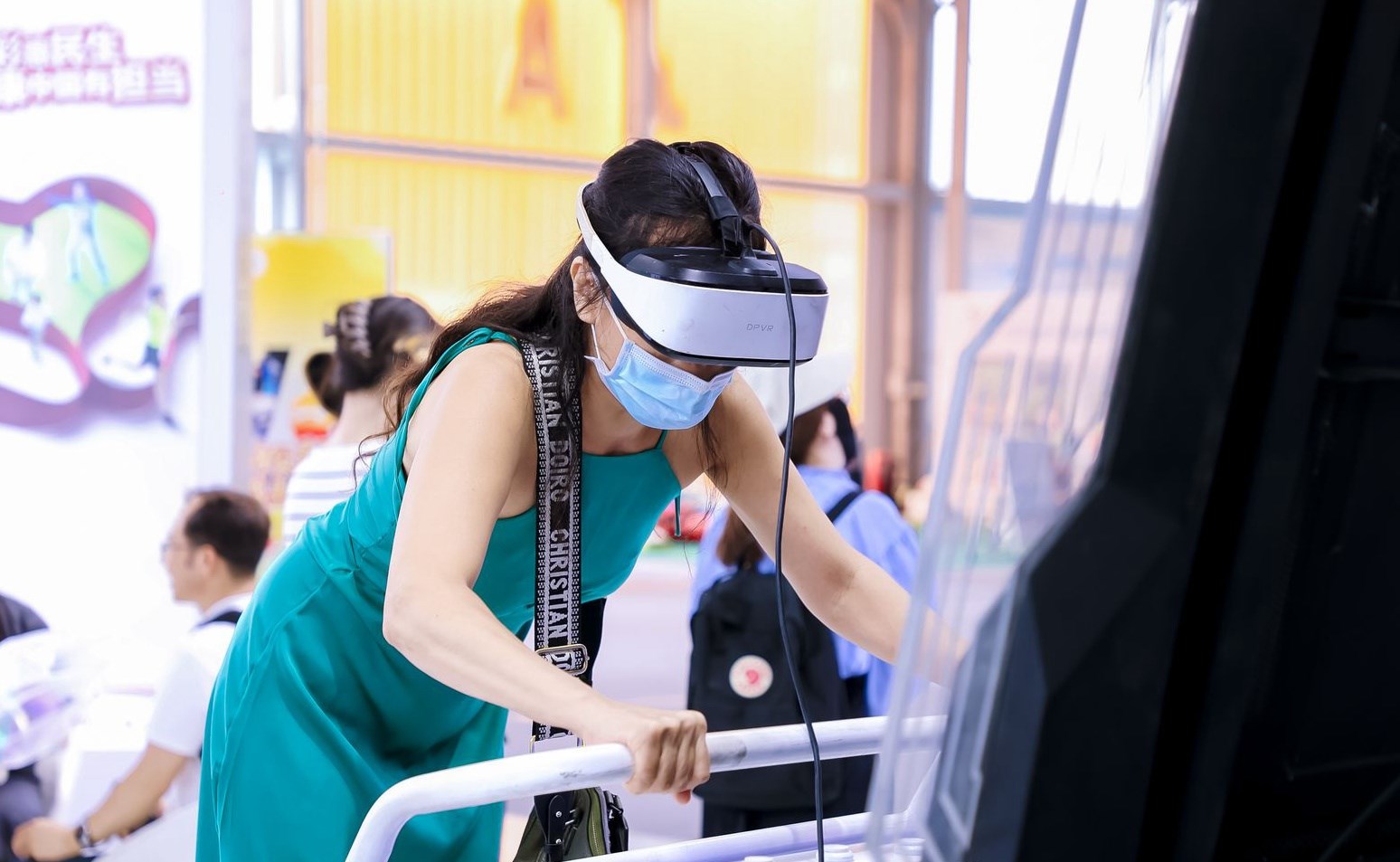 觀眾參與AI體驗(yàn)。圖片來源：中國國際服務(wù)貿(mào)易交易會(huì)