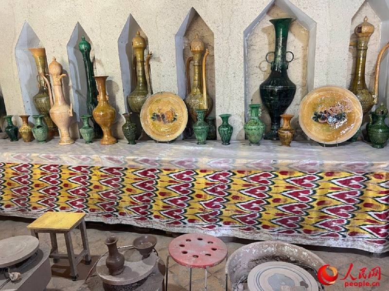 游客制作土陶體驗區(qū)。人民網記者 常雪梅攝