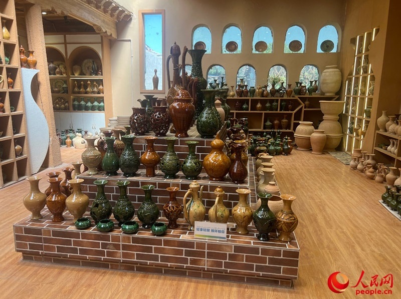 土陶展覽館內展示的精美土陶制品。人民網記者 常雪梅攝