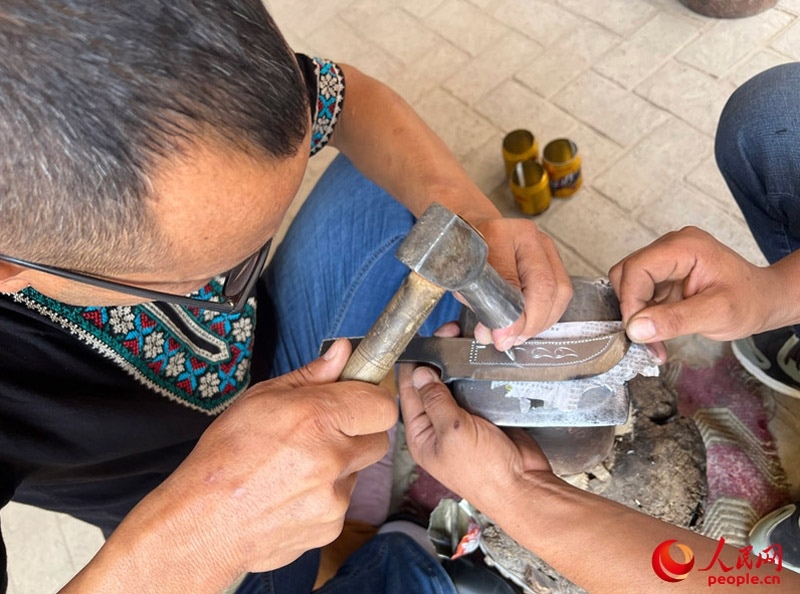手工制作英吉沙小刀。人民網記者 常雪梅攝