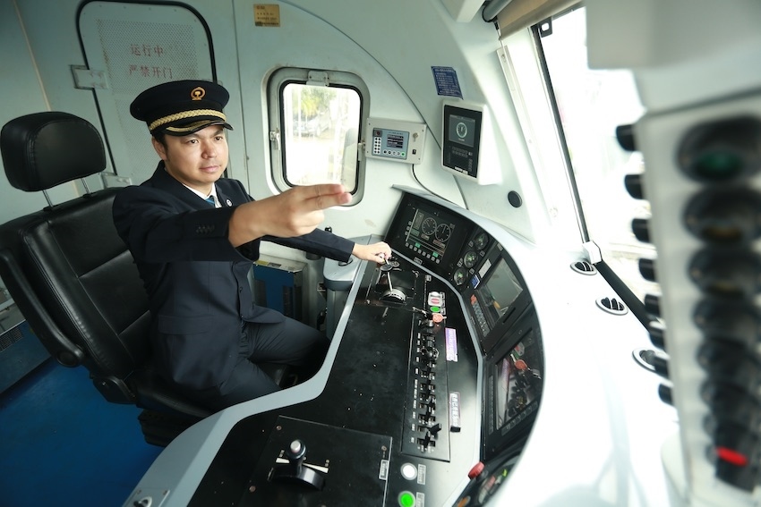 發(fā)車前，仲俊斕確認儀表、指示燈狀態(tài)正常。成都機務段供圖