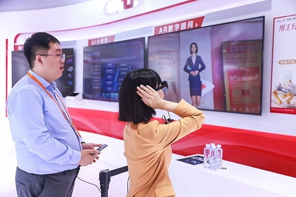 在工商銀行展臺，數(shù)字員工“工曉伴”與觀展游客互動。受訪者供圖