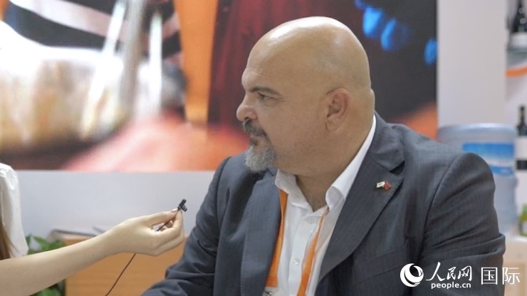 塞浦路斯首席經(jīng)濟商務參贊歐陽路接受記者采訪。人民網(wǎng) 王禹蘅攝