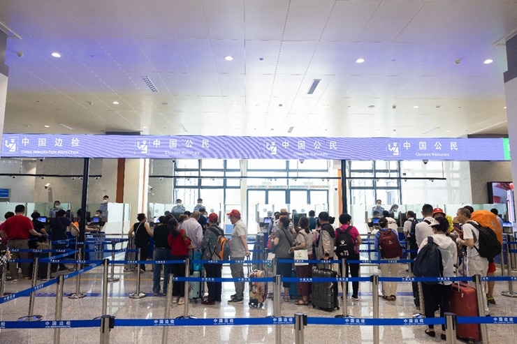 乘坐中老鐵路國際旅客列車的旅客在磨憨邊檢大廳排隊候檢。黃遠飛 攝