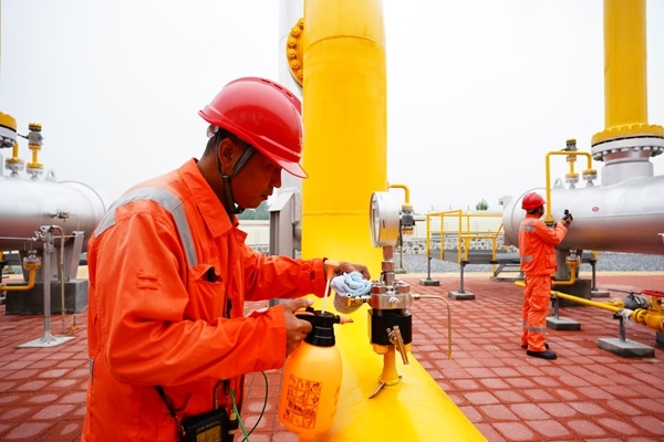 西氣東輸湖廣輸氣分公司員工在投產(chǎn)現(xiàn)場(chǎng)進(jìn)行天然氣驗(yàn)漏檢測(cè)。唐瑋峰攝