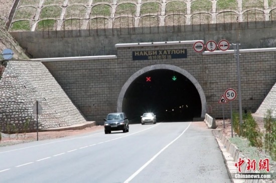 連接塔吉克斯坦南北的重要隧道之一哈特隆隧道由中國路橋承建，是塔國南北公路交通的重要干線道路，對促進塔吉克斯坦南北交流和國民經(jīng)濟發(fā)展具有重要意義。田冰攝
